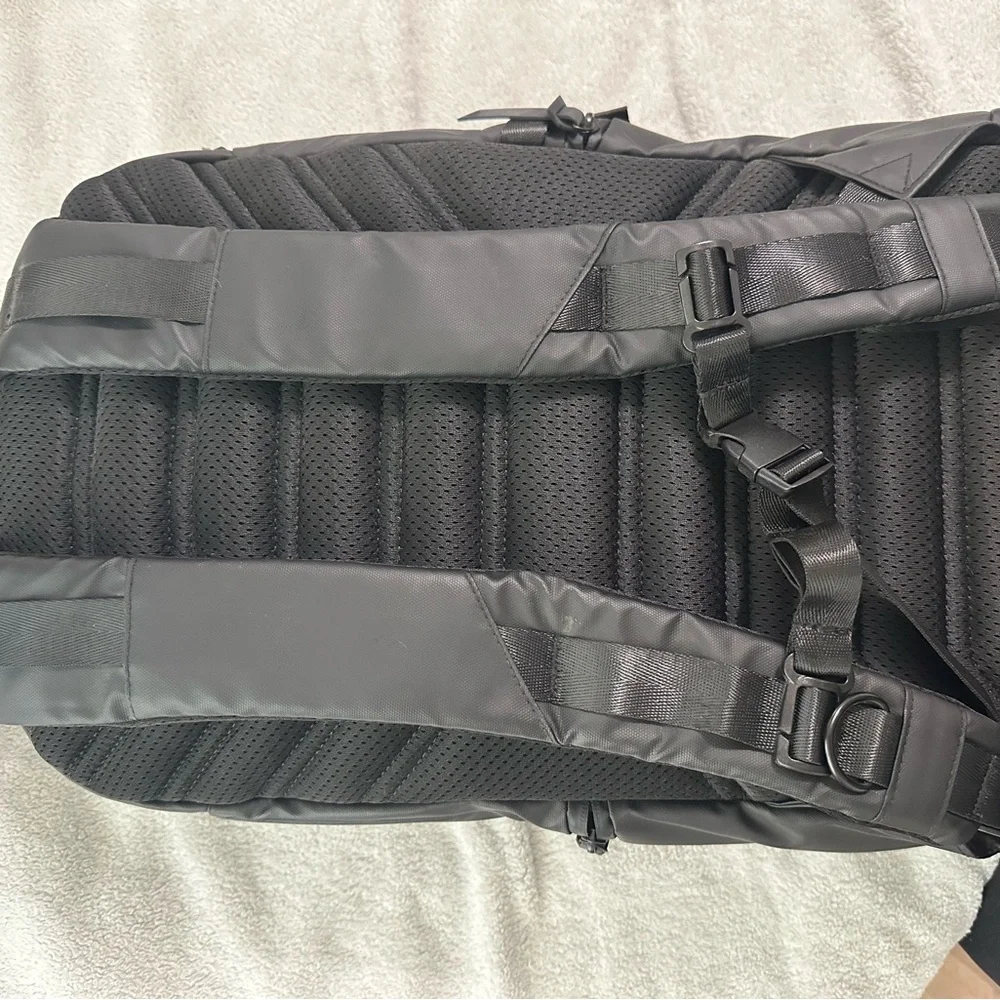 Gymshark Black Men's Backpack - Picture 2 of 9